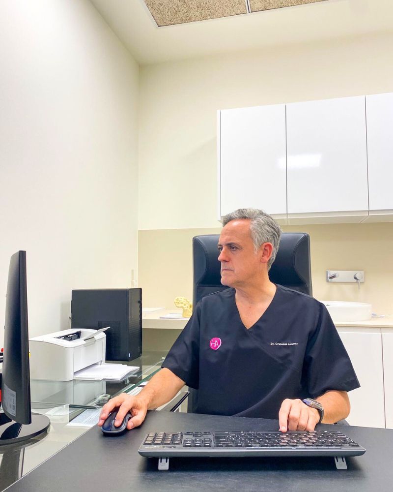Dr. Luis Granados Llamas, especialista en anestesiología y tratamiento del dolor anotando en el ordenador.