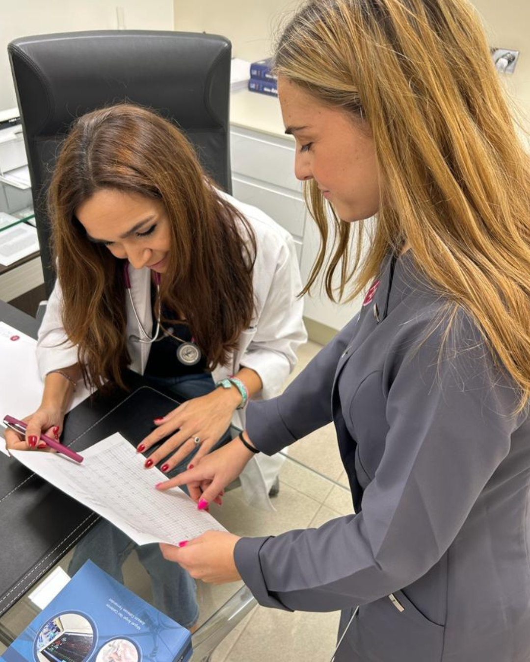 Dra. Marta Raya realizando estudio preoperatorio con su enfermera